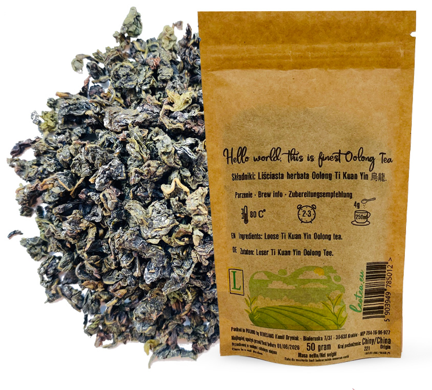 **Ti Kuan Yin** to nie tylko wykwintny napój, ale także źródło wielu korzyści zdrowotnych. Jak większość herbat oolong, zawiera ona liczne antyoksydanty, które wspomagają walkę z wolnymi rodnikami i pomagają chronić komórki przed starzeniem się. Regularne picie herbaty oolong może przynieść następujące korzyści zdrowotne:
- **Wspomaganie metabolizmu**: Ti Kuan Yin może wspierać procesy metaboliczne, co jest korzystne dla osób dbających o linię. Niektóre badania sugerują, że herbaty oolong mogą pomóc w redukcji tkanki tłuszczowej i utrzymaniu prawidłowej wagi ciała.
- **Poprawa trawienia**: Ti Kuan Yin ma łagodny, wspomagający wpływ na układ trawienny, dzięki czemu jest idealna do picia po posiłkach. Może pomóc w trawieniu cięższych pokarmów i zapobiec uczuciu ciężkości.
- **Obniżenie poziomu cholesterolu**: Dzięki zawartości polifenoli, regularne picie herbaty oolong może pomóc w obniżeniu poziomu „złego” cholesterolu LDL, co korzystnie wpływa na zdrowie serca i układu krążenia.
- **Poprawa koncentracji i relaks**: Choć zawiera kofeinę, Ti Kuan Yin ma działanie bardziej łagodne niż kawa. Pomaga zwiększyć koncentrację, jednocześnie relaksując ciało i umysł, co sprawia, że jest idealnym napojem do spożycia w trakcie dnia.
**Ti Kuan Yin** to wyjątkowa herbata oolong, której bogaty smak, kwiatowy aromat i złożony proces produkcji sprawiają, że jest jednym z najbardziej cenionych napojów na świecie. Jej unikalne połączenie delikatności zielonej herbaty z głębią herbaty czarnej sprawia, że stanowi ona doskonały wybór zarówno dla początkujących, jak i doświadczonych miłośników herbat. Dzięki możliwości wielokrotnego parzenia i stopniowego odkrywania nowych smaków, Ti Kuan Yin jest herbatą, którą można się delektować wielokrotnie, za każdym razem odkrywając coś nowego.